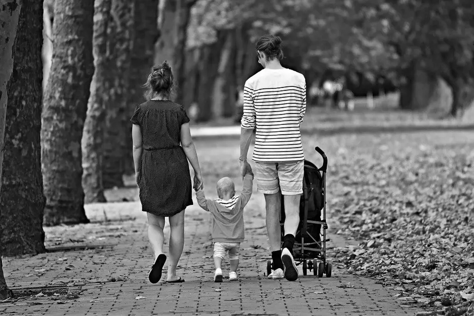 TOEIC Part1｜3人家族が歩道を歩いている写真